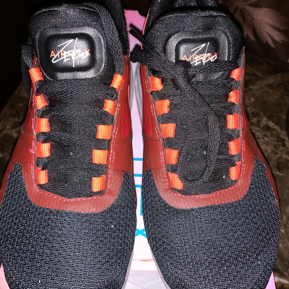 Nike - Picture 3 of 5